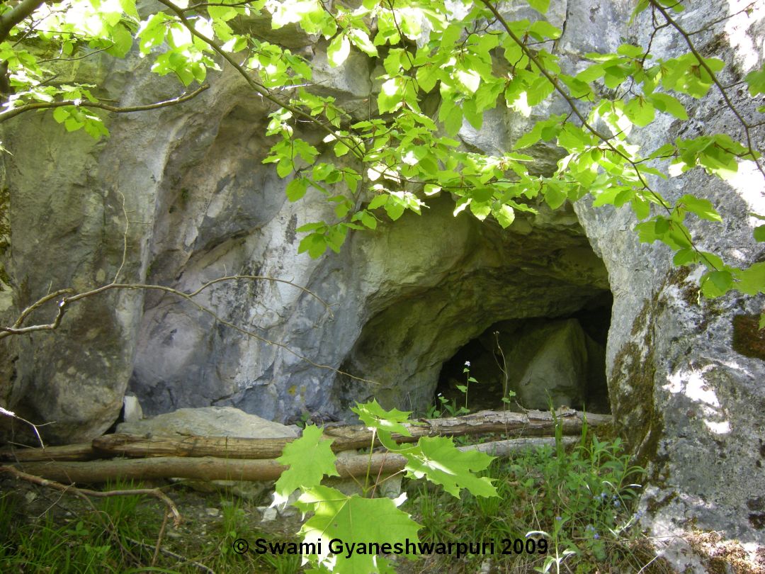 Hertodův poustevník mohl osídlovat tuto malou jeskyni na terase nad jeskyní Kostelík.