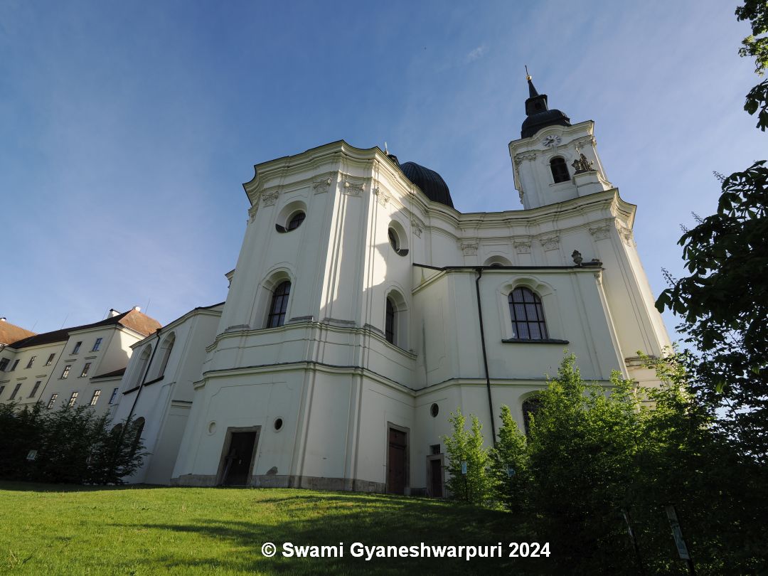 Zde stával Český kostel, pravděpodobně bohužel až pod barokní stavbou chrámu Panny Marie ve Křtinách.