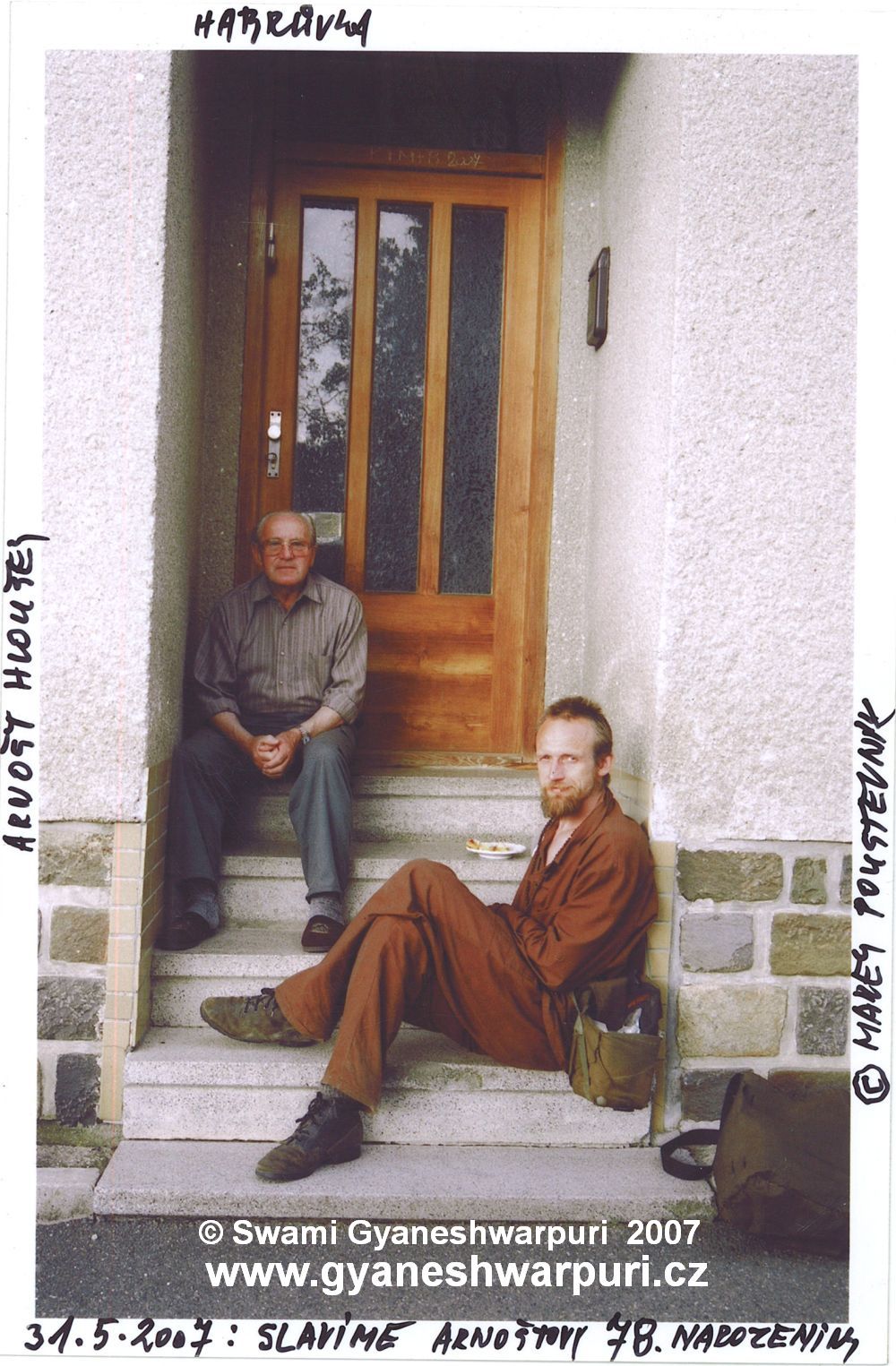 Arnošt Hloušek (vlevo) slaví své 78 narozeniny. Marek P. Šenkyřík - Gyaneshwarpuri vpravo.