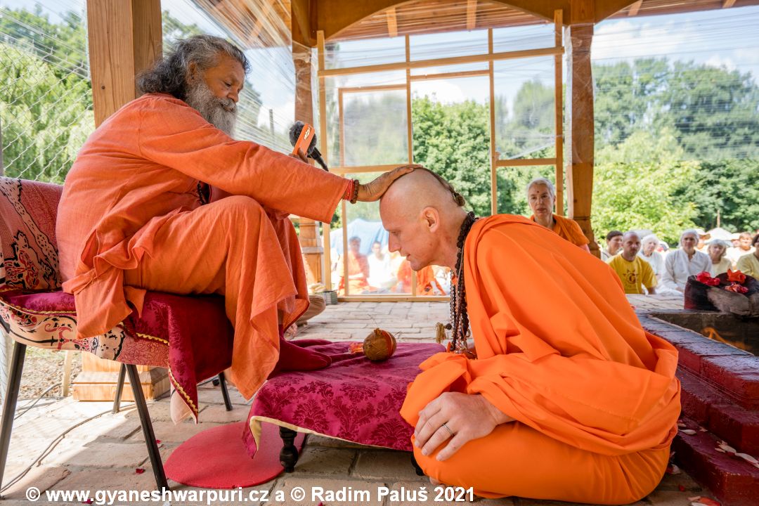 Višvaguru paramhas svámí Mahášvaránanda a nově vysvěcený mnich svámí Gyaneshwarpuri. Střílky ášram 2021. Foto: Radim Paluš.