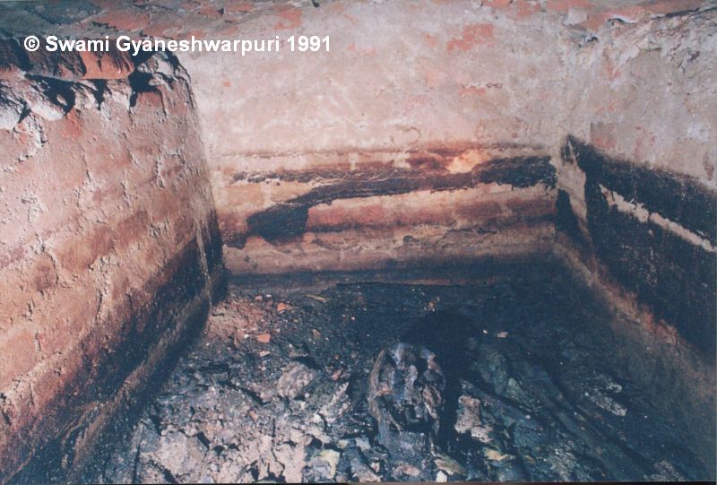 Hrobka opata Kryštofa Jiřího Matušky objevená v roce 1991 Markem Šenkyříkem a Radovanem Drtilem v  chrámu Panny Marie ve Křtinách. Foto: Marek Šenkyřík1991.