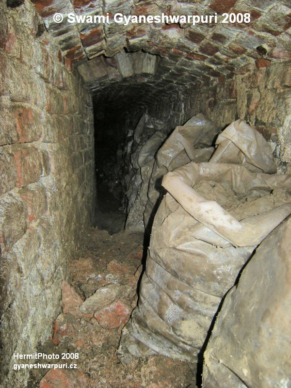 Sedimenty v podzemní kanalizaci pod rájským dvorem aambity bylo byly vloženy do igelitových pytlů a ponechány na místě pro budoucí generaci badatelů ve křtinském podzemi (2008).