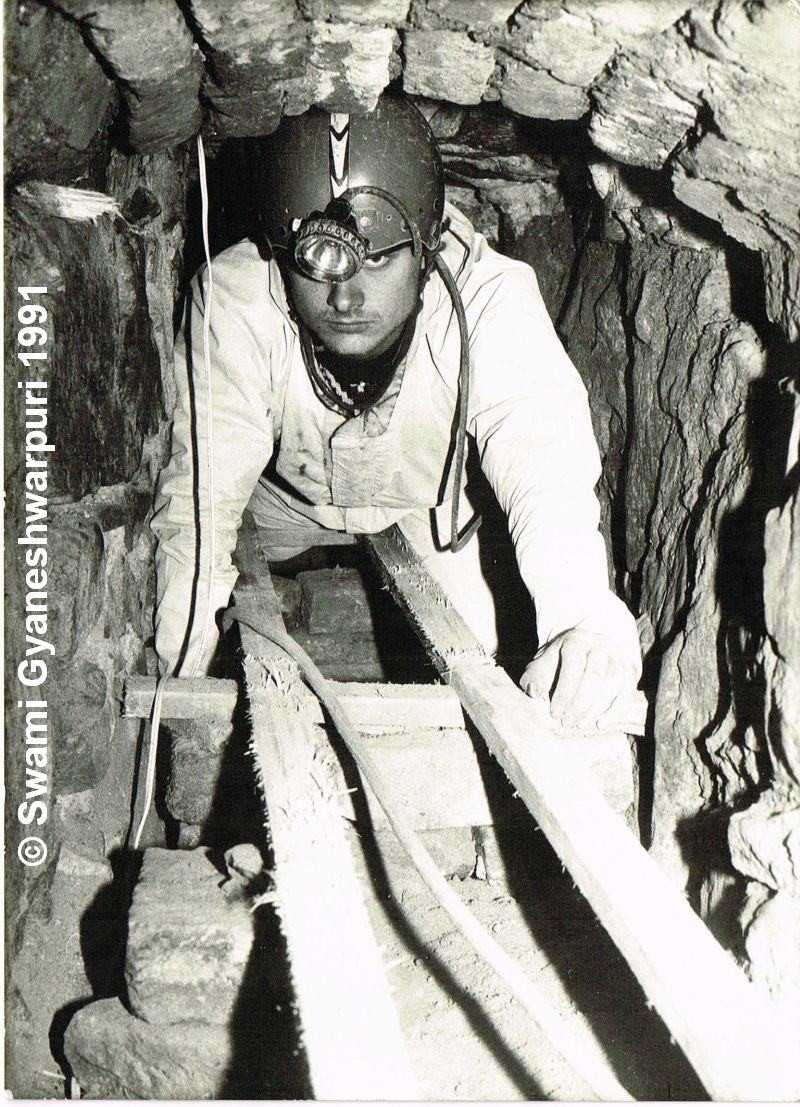Transportní lanovka v objevné sondě, ktrou jsme transportovali kosti z ossária do Hlavní krypty. Na fotografii fotogenický Radovan Drtil (1991).