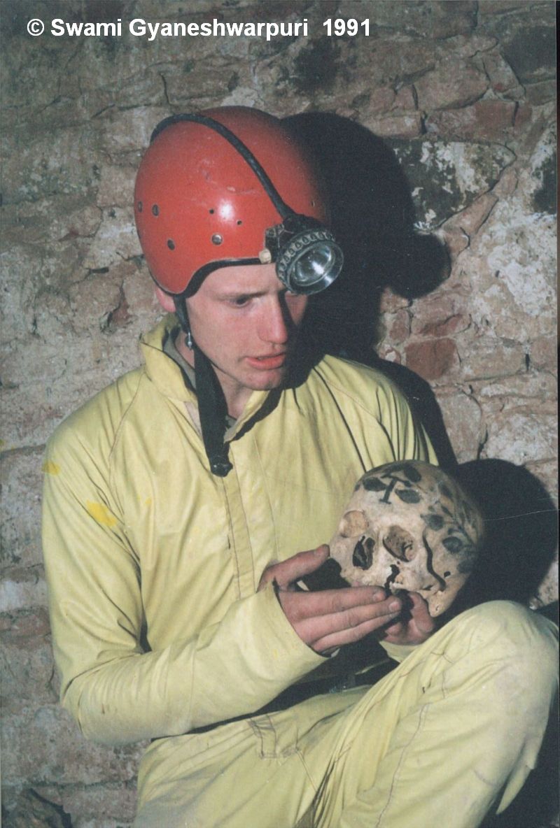 Student archeologie Marek Šenkyřík, objevitel křtinských pomalovaných lebek, vedoucí speleologického výzkumu podzemí křtinského chrámu.