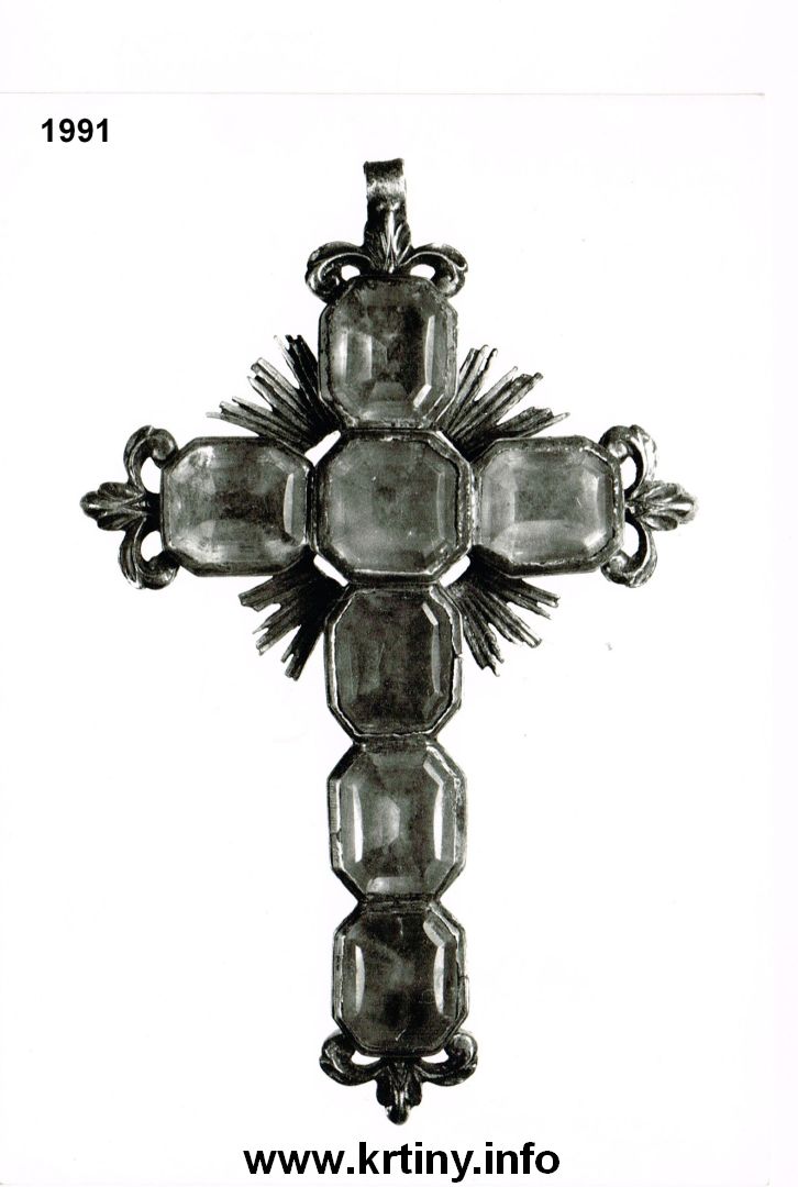 Pektorální (náprsní) kříž opata Matušky, objevený v jeho hrobce před oltářem sv. Jana a Pavla v chrámu Panny Marie. Foto: Lea Píchová, Archeologický ústav Brno 1991.