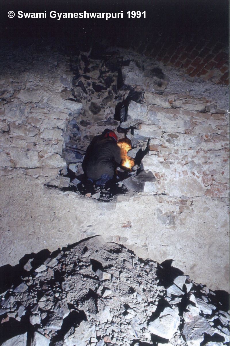 Dlabání zdiva v Hlavní kryptě směrem k neznámé prostoře pod věží chrámu Panny Marie ve Křtinách. Foto: Marek Šenkyřík 1991.