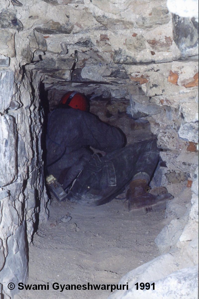 Náročná ražba objevné sondy pevnou základovou zdí v podzemí chrámu Panny Marie ve Křtinách z Hlavní krypty, jíž byla nakonec objevena Krypta pod věží s kostnicí a pomalovanými lebkami.  Foto: Marek Šenkyřík 1991.