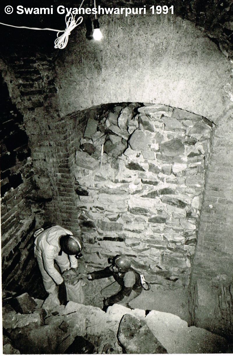 V čele Krypty pod věží - ossária se rýsuje mohutná zazděná přístupová chodba, kterou odcházeli řemeslníci  zazdívající kostnici (1991).