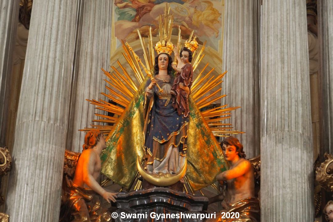 Panna Maria Křtinská - gotická socha na hlavním oltáři chrámu Panny Marie ve Křtinách.