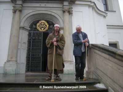 P. Jan Peňaz a poustevník Marek Gyaneshwarpuri před chrámem Panny Marie ve Křtinách (2009).