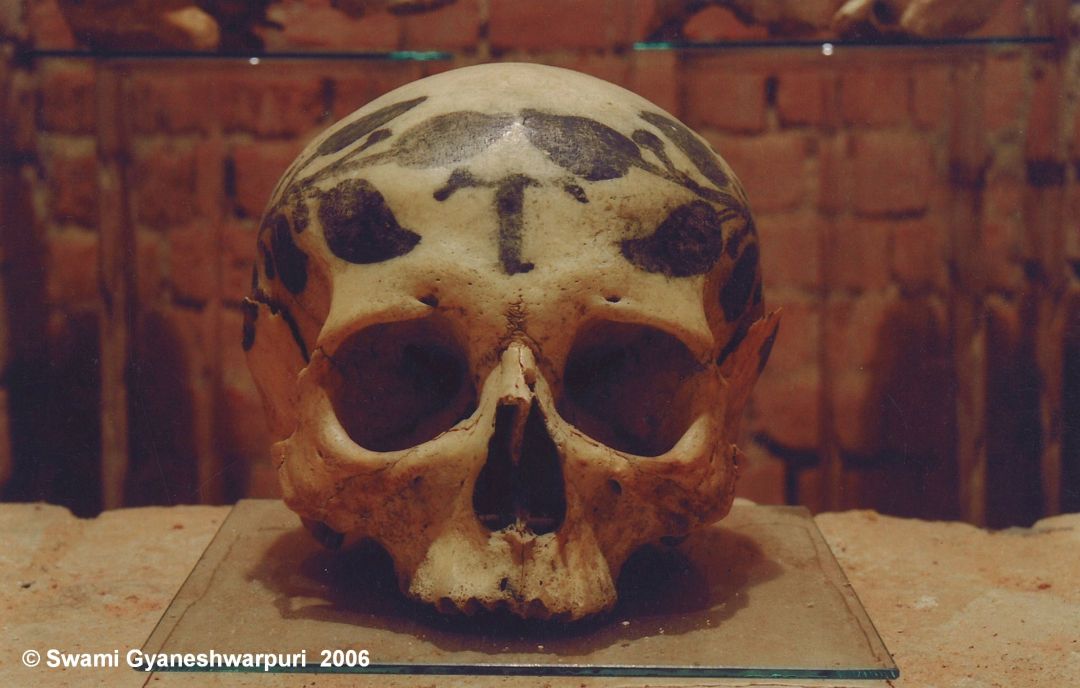 Pomalovaná lebka ze křtinského ossária s 