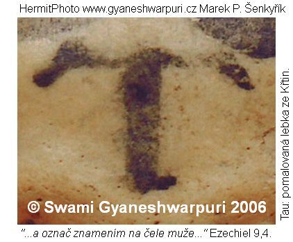 Tajemný symbol v podobě písmene T na pomalovaných lebkách ze Křtin (2006).