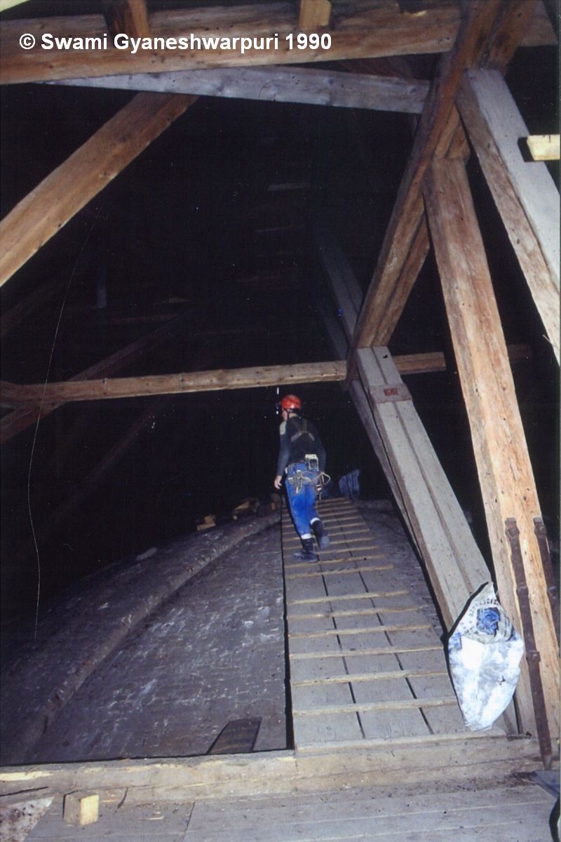 Hledání nových speleologických cest do podzemí probíhalo i na půdě chrámu Panny Marie ve Křtinách  (1990).