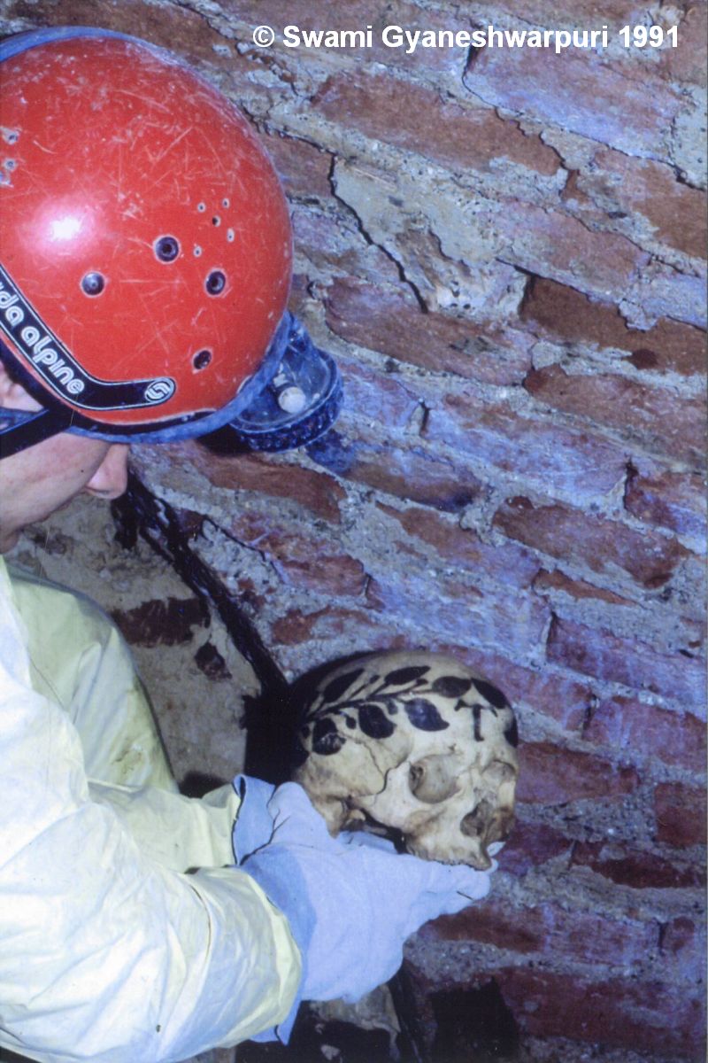 Objev první pomalované lebky v kryptě pod věží - ossáriu chrámu Panny Marie ve Křtinách. Autentické foto ze dne objevu dne 9. února 1991. Foto: Marek Šenkyřík (1991).