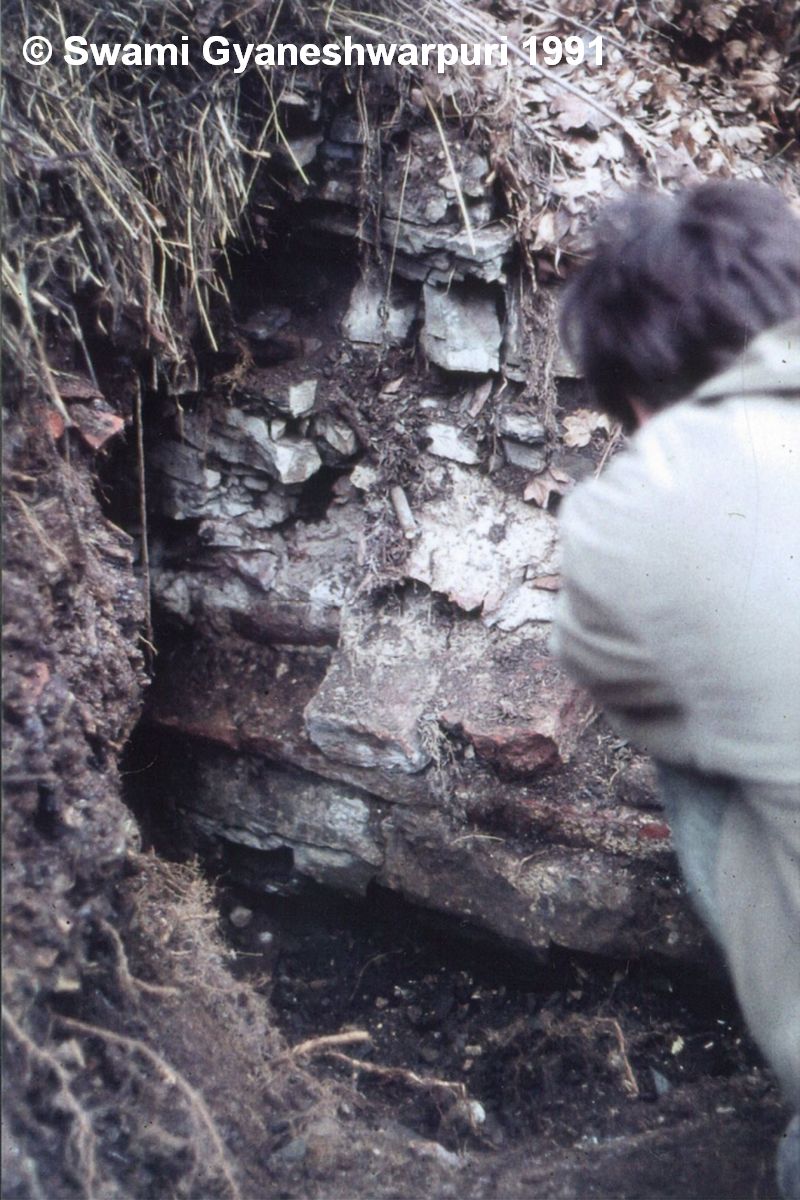 Zbytek cihlové klenby v objeveném sklípku za včelínem v prostoru zámku ve Křtinách (1991).