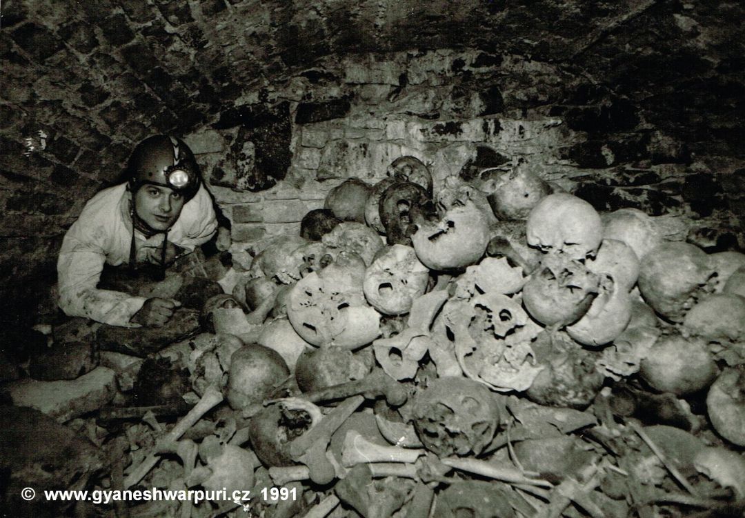 Vyústění objevné sondy do ossária. Původní stav kostnice téměř nezměněn. Na fotografii Radova Drtil .Foto: Václav Peřina (1991).
