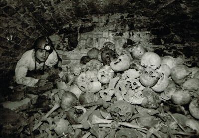 Radovan Drtil v ossáriu v kryptě pod věží chrámu Panny Marie ve Křtinách krátce po jeho objevení. Foto: Václav Peřina 1991