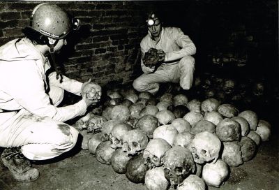 Marek Šenkyřík (vpravo) a Radovan Drtil (vlevo) při transportu kostí z kostnice k dalšímu antropologickému zkoumání. Foto: Igor Zehl 1991.