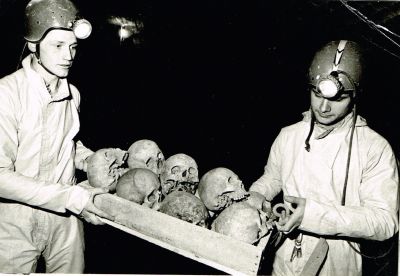 Marek Šenkyřík (vlevo) a Radovan Drtil (vpravo) při transportu kostí z kostnice k dalšímu antropologickému zkoumání. Foto: Igor Zehl 1991.
