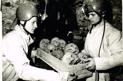Marek Šenkyřík (vlevo) a Radovan Drtil (vpravo) při transportu kostí z kostnice k dalšímu antropologickému zkoumání. Foto: Igor Zehl 1991.