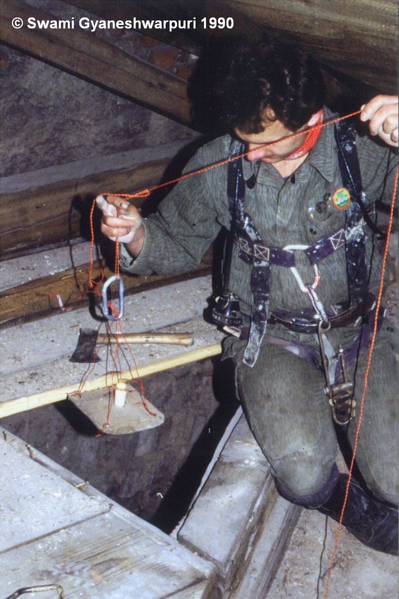Zkouška na plyn CO2 pomocí svíčky zaměšené na provázek před slaňováním dutiny uvnitř pilíře z půdy. Na fotografii Radovan Drtil (1990).